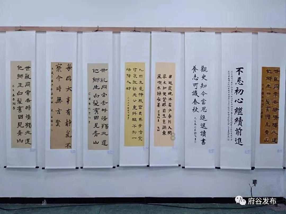 学期最后一天,同学们在校车上展示自己获得的奖状,“人人都有奖状,都很开心”