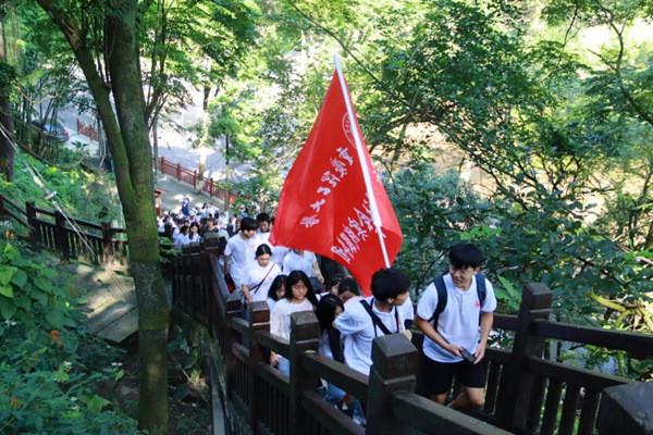那些在网上疯狂给女主播刷礼物的人，什么心理，有钱没地方花了吗？游戏画面